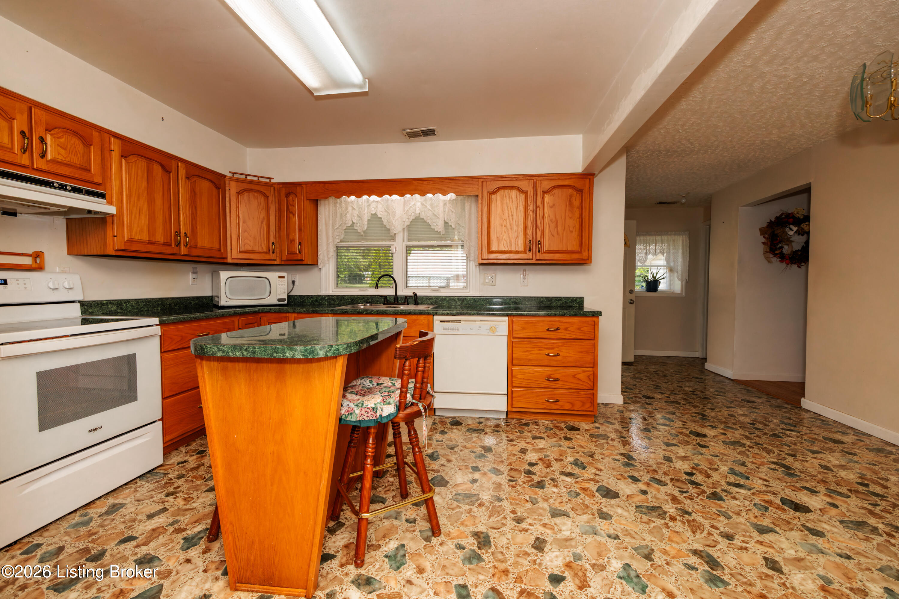 828 West Elm Road Radcliff, KY 40160 - Photo 11 of 36 BO0A5307