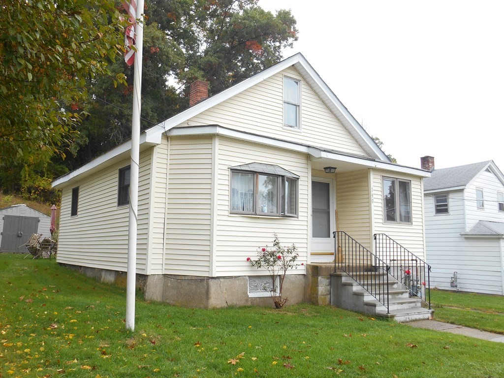 a view of house with a yard