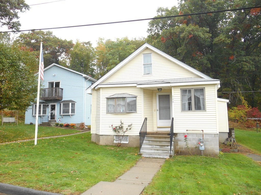 190 Dominion Road Worcester, MA 01605 - Photo 2 of 13 a front view of a house with a yard