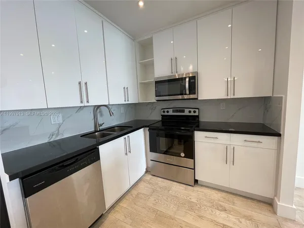 $3,800 | 19390 Collins Avenue, Unit PH2, Sunny Isles Beach, FL 33160