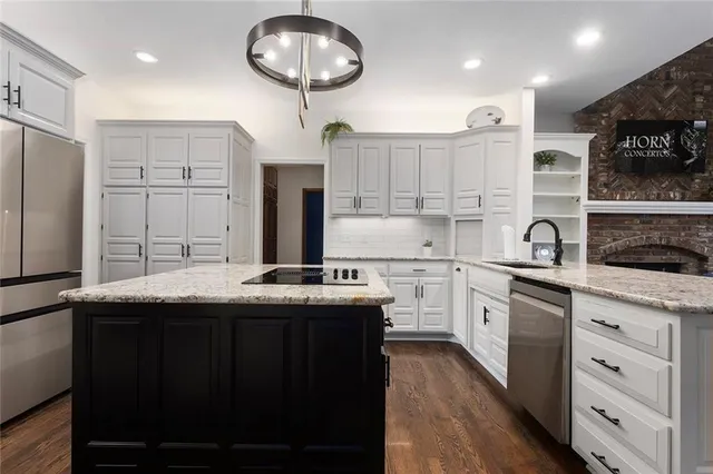 $825,000 | 6113 North Mattox Road, Kansas City, MO 64151