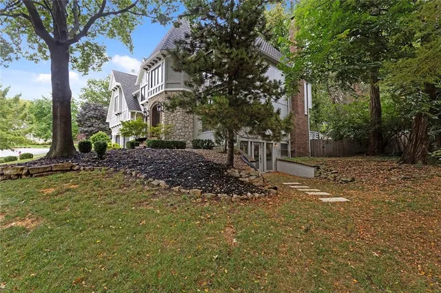 $825,000 | 6113 North Mattox Road, Kansas City, MO 64151