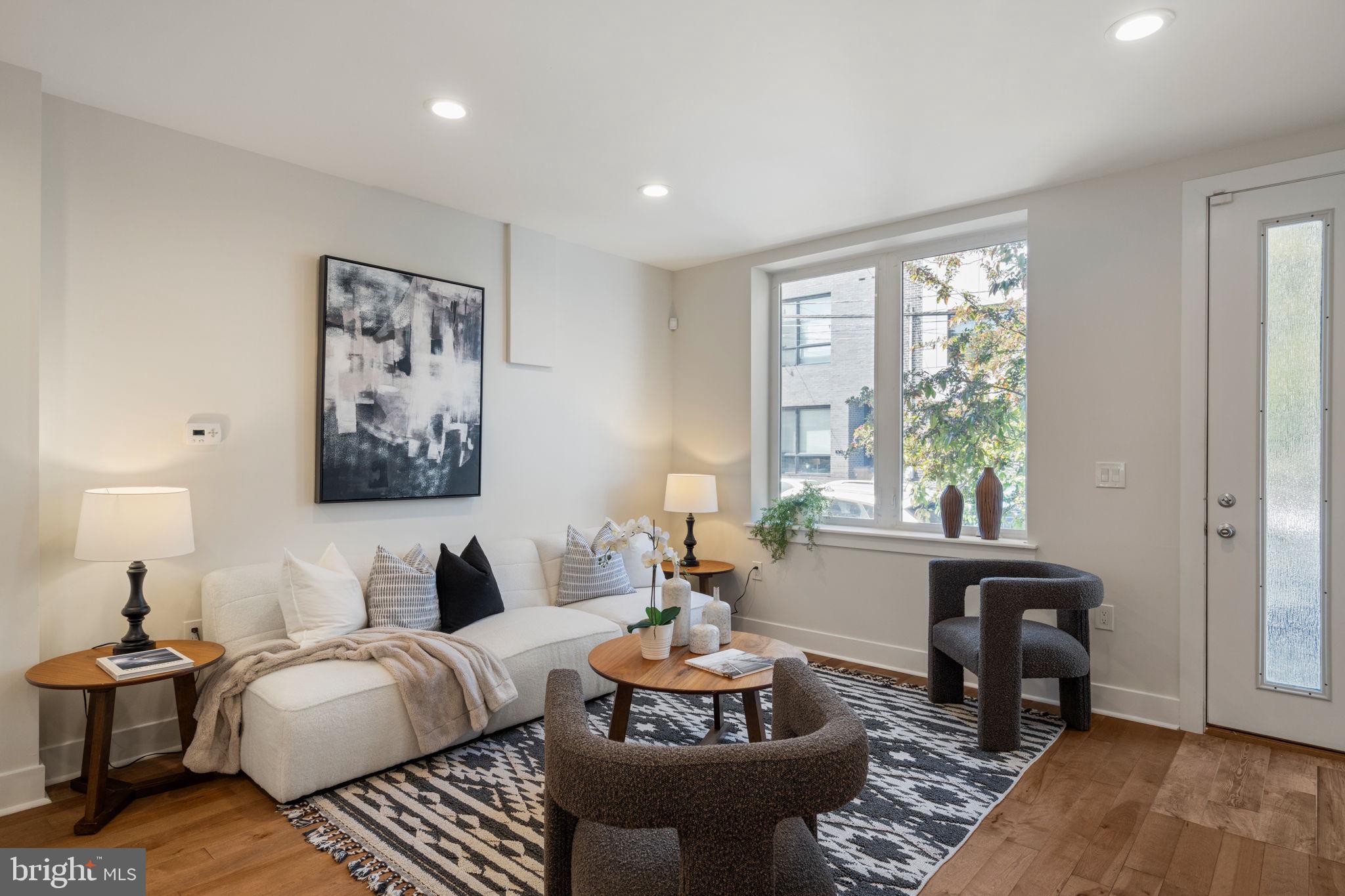 1125 South 24th Street Philadelphia, PA 19146 - Photo 4 of 55 Bright Living Room