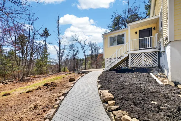 $699,900 | 27 Gilcreast Road, Londonderry, NH 03053