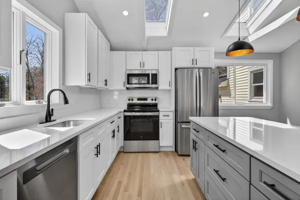 $699,900 | 27 Gilcreast Road, Londonderry, NH 03053