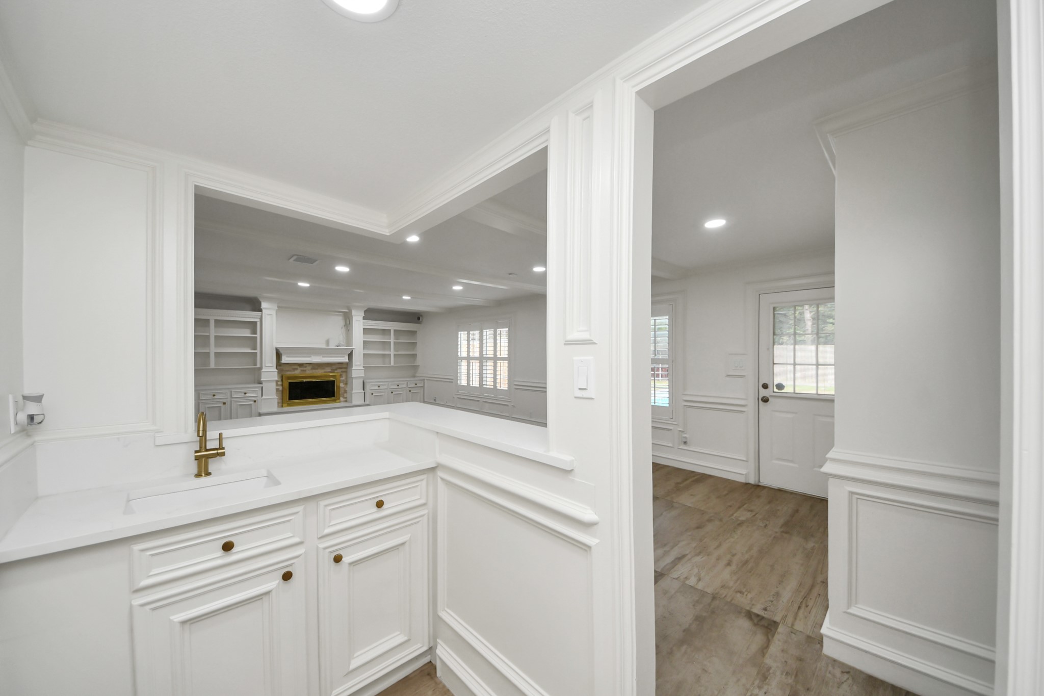 1719 Saddlecreek Drive Houston, TX 77090 - Photo 16 of 38 View of the wet bar located between the living room and kitchen