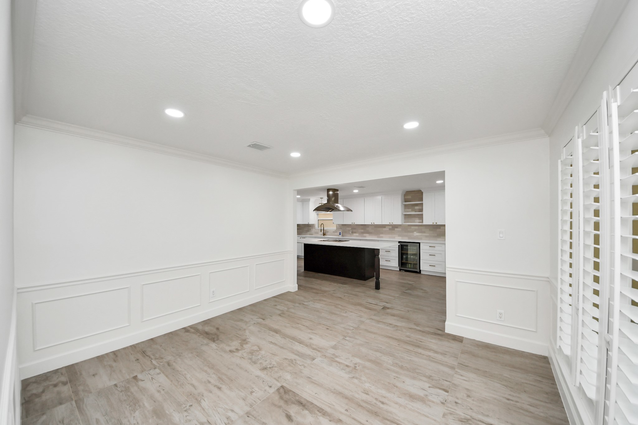 1719 Saddlecreek Drive Houston, TX 77090 - Photo 18 of 38 View of the dining room with access to the kitchen