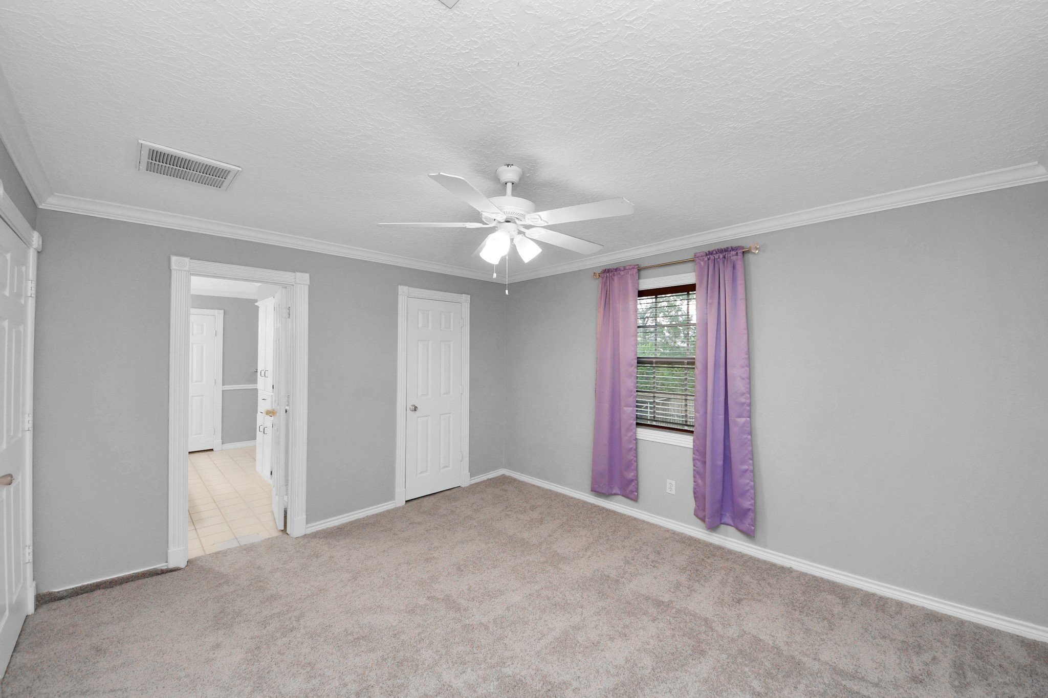 1719 Saddlecreek Drive Houston, TX 77090 - Photo 25 of 38 View of secondary bedroom with access to jack and jill bathroom