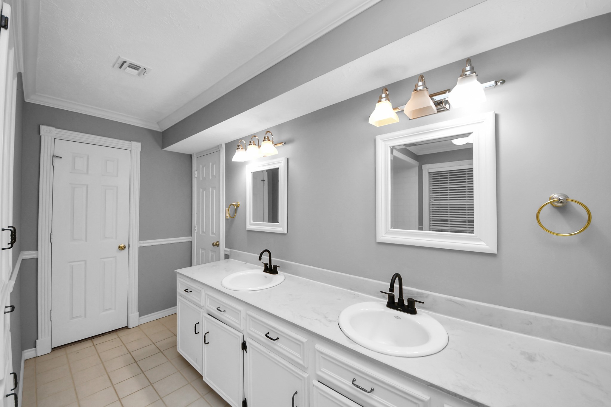 1719 Saddlecreek Drive Houston, TX 77090 - Photo 26 of 38 Jack and Jill bathroom