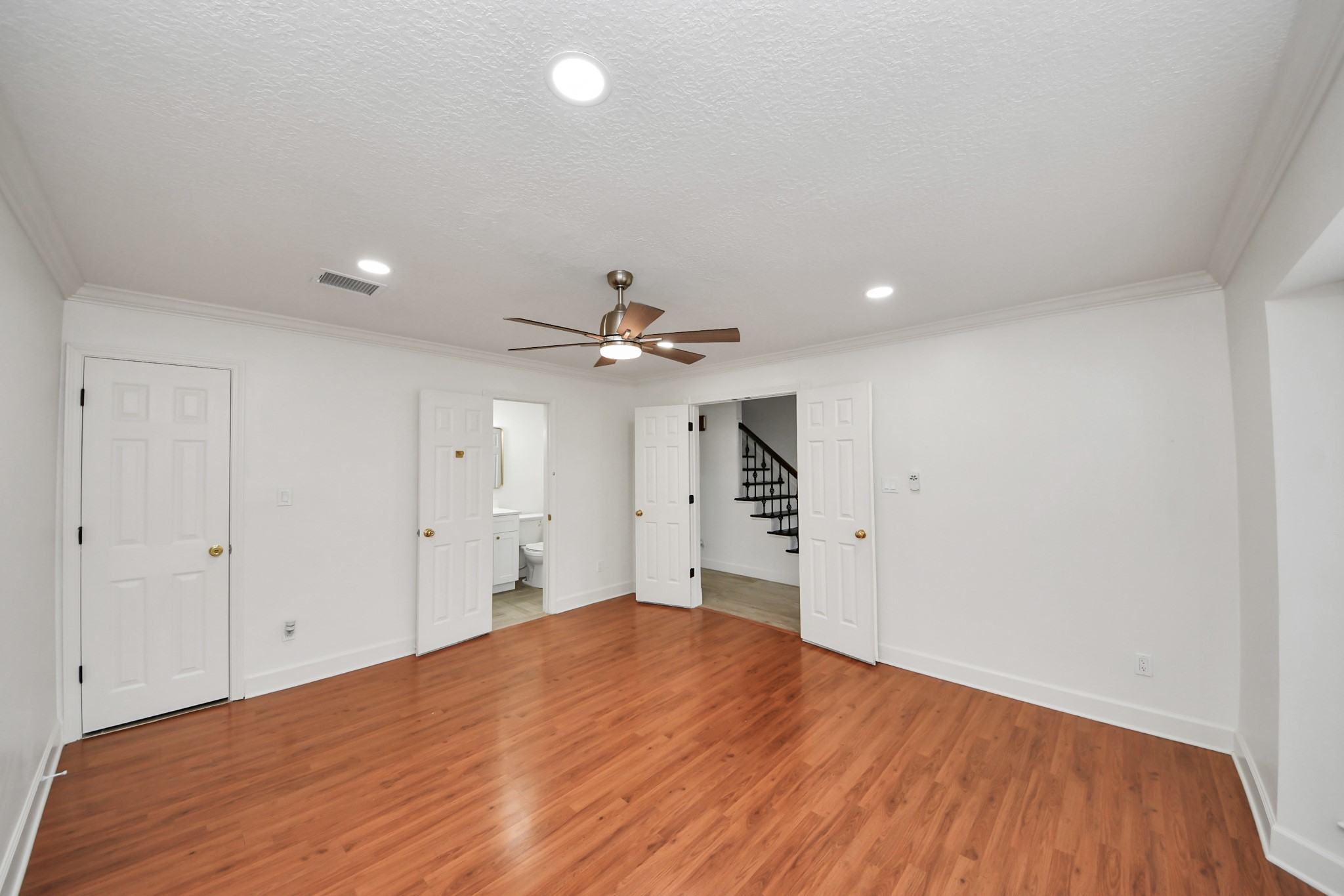 1719 Saddlecreek Drive Houston, TX 77090 - Photo 10 of 38 Another view of Mother in-law suite. Includes full bathroom