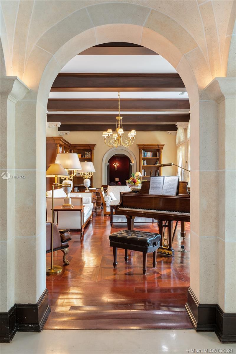 10 Palm Avenue Miami Beach, FL 33139 - Photo 21 of 42 a dining room with furniture and a floor to ceiling window