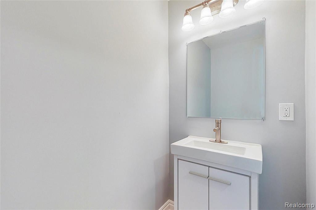 18244 Beverly Road Beverly Hills, MI 48025 - Photo 12 of 30
