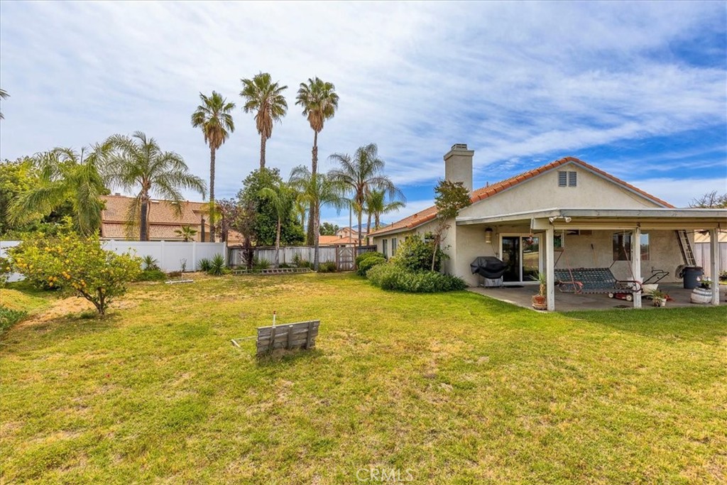 44194 Meadow Grove Street Hemet, CA 92544 - Photo 28 of 42 a view of a house with swimming pool and sitting area