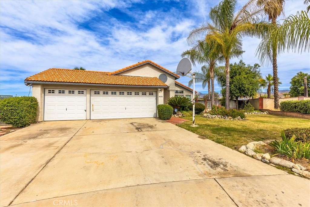 44194 Meadow Grove Street Hemet, CA 92544 - Photo 3 of 42 a front view of a house with a yard