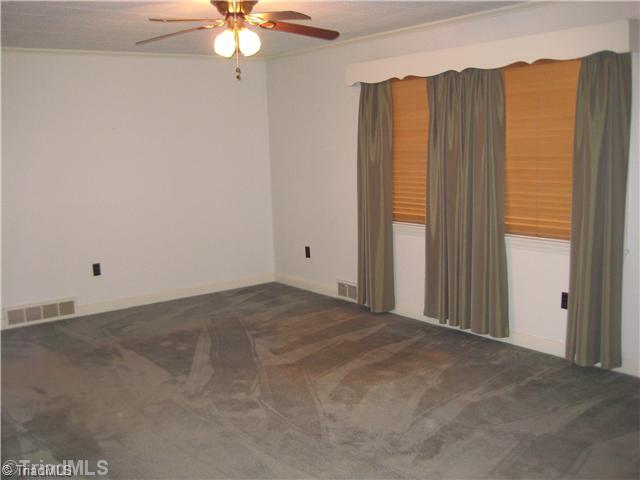 5038 Arnold Road Lexington, NC 27295 - Photo 5 of 14 Living Room.