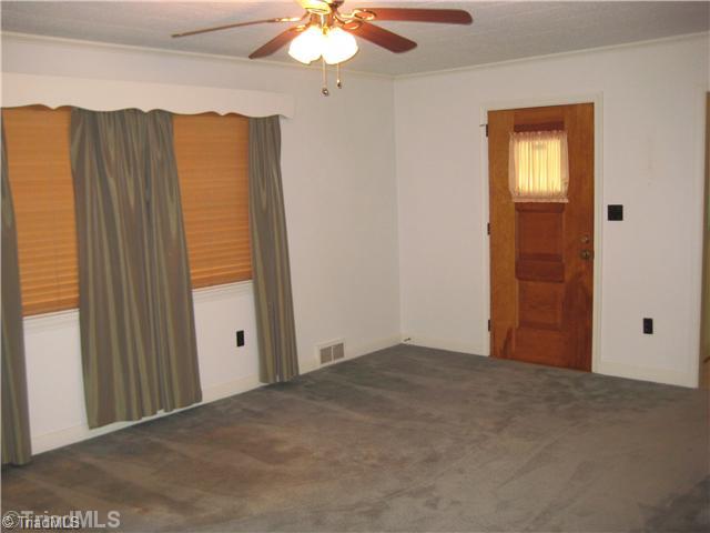 5038 Arnold Road Lexington, NC 27295 - Photo 6 of 14 Living Room.