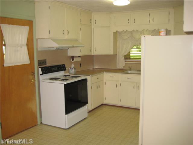 5038 Arnold Road Lexington, NC 27295 - Photo 7 of 14 Kitchen.