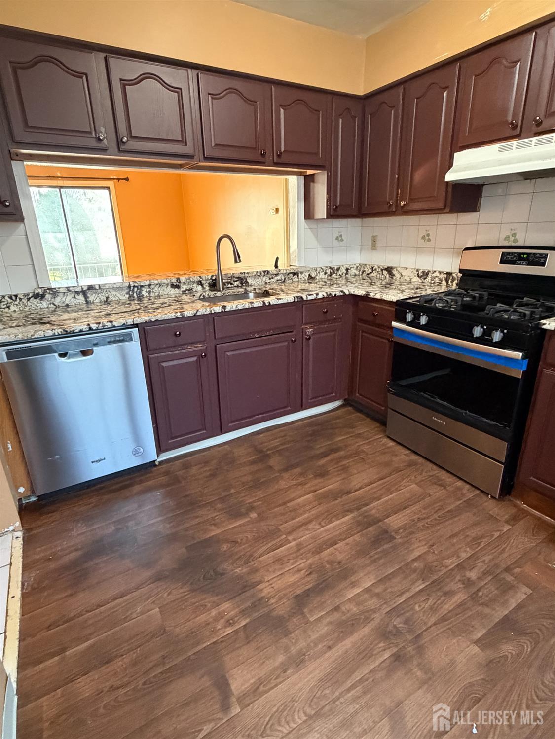 1202 Woodbridge Commons Way Iselin, NJ 08830 - Photo 7 of 19