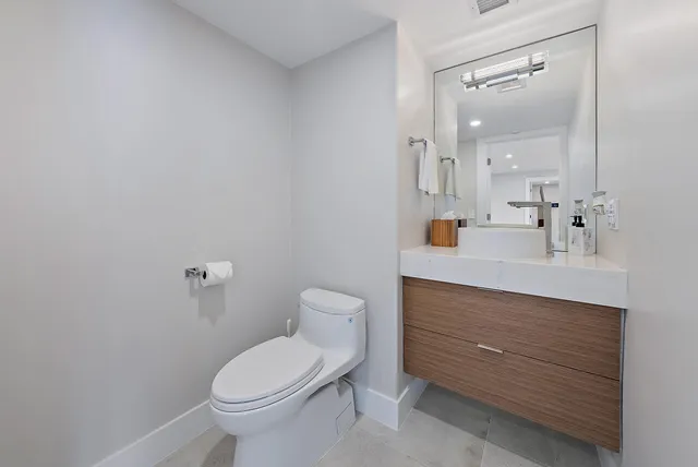 $1,750,000 | 5200 North Ocean Drive, Unit 2003, Singer Island, FL 33404