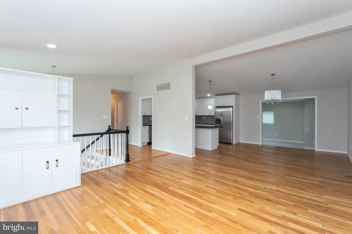 816 Hopewood Road Baltimore, MD 21208 - Photo 5 of 41 Built-in and expansive hardwood floors