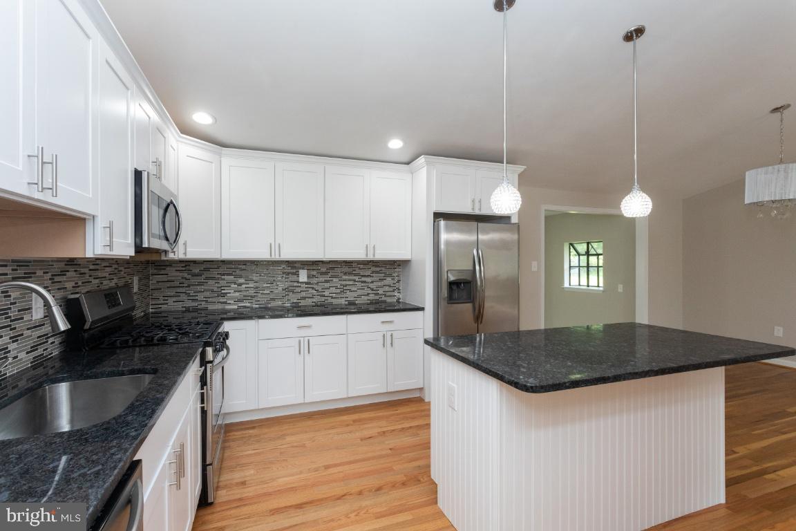 816 Hopewood Road Baltimore, MD 21208 - Photo 7 of 41 So many contrasting counters