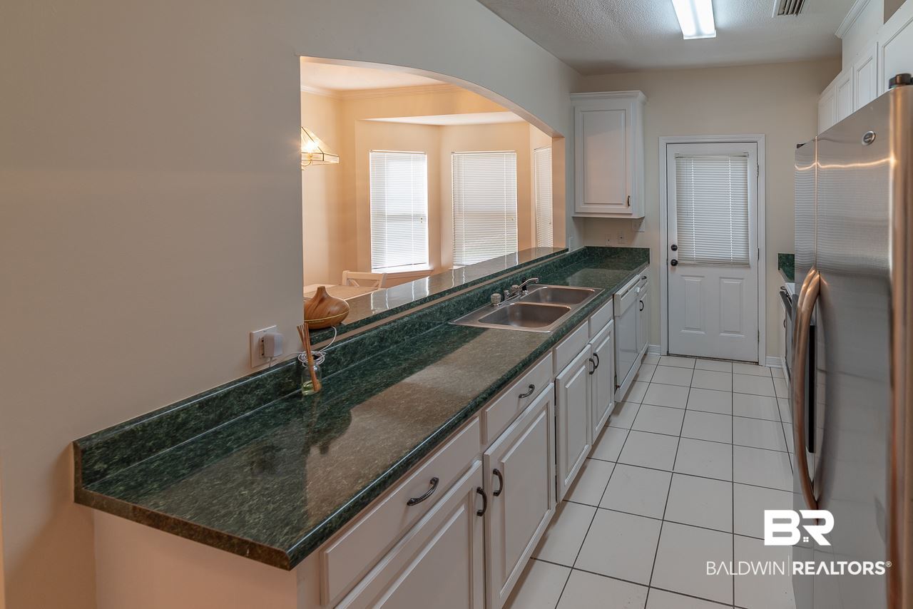 17460 Pandion Ridge, Unit C1 Fairhope, AL 36532 - Photo 7 of 25 Kitchen