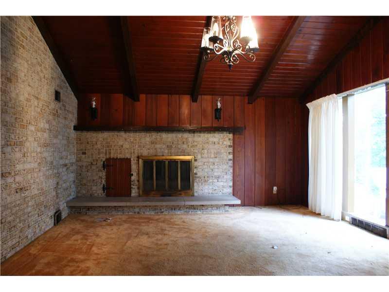 27 Emerson Road Pittsburgh, PA 15209 - Photo 3 of 10 Living Room.