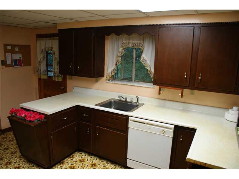 27 Emerson Road Pittsburgh, PA 15209 - Photo 6 of 10 Kitchen.