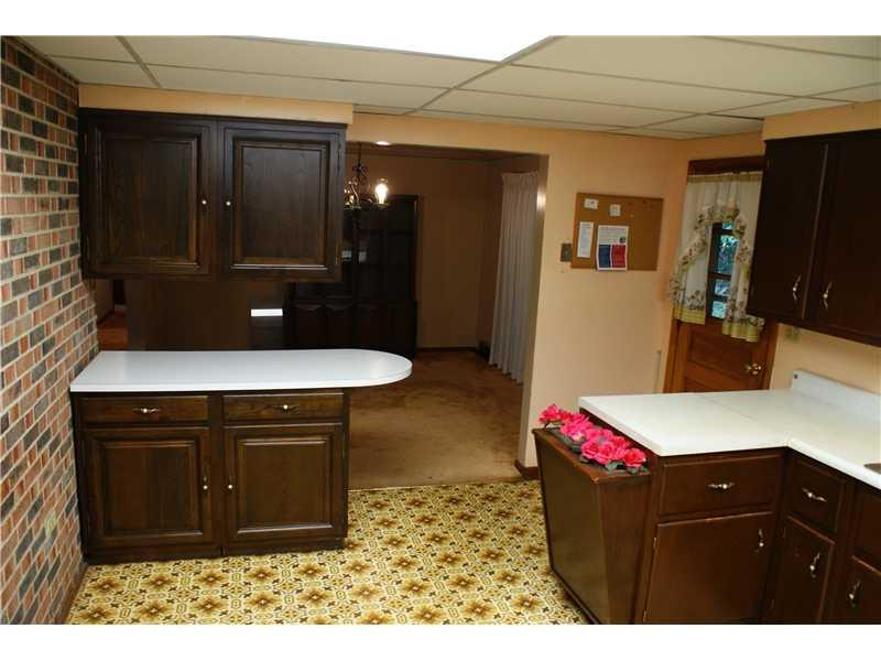27 Emerson Road Pittsburgh, PA 15209 - Photo 7 of 10 Kitchen.