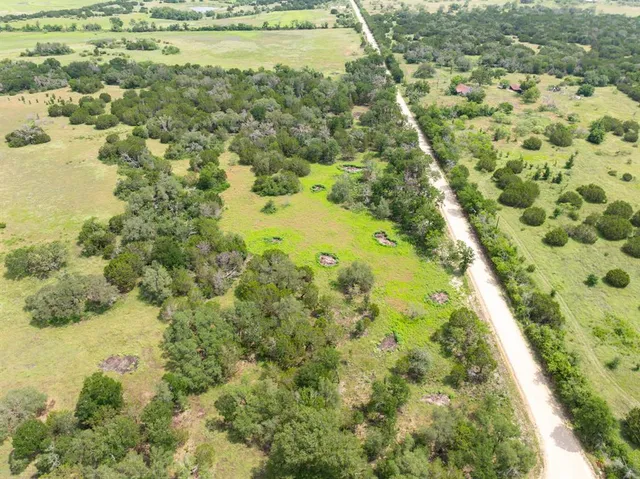 a view of a yard of a building
