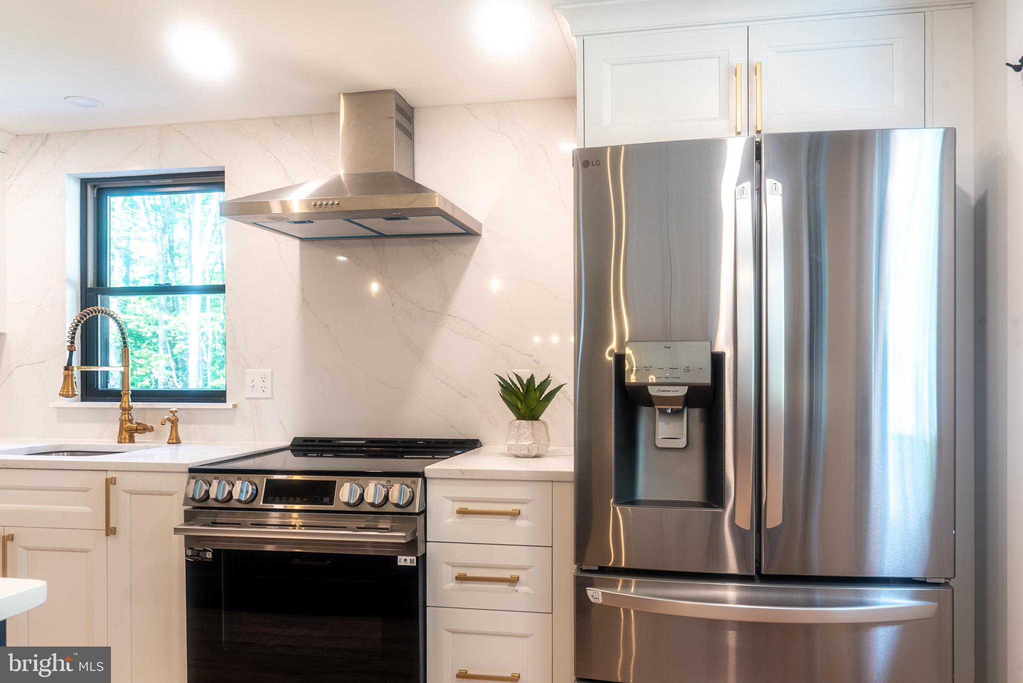933 Forrest Road Sellersville, PA 18960 - Photo 12 of 56 a kitchen with appliances and a window