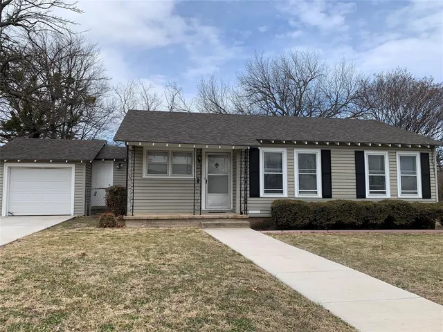 $1,800 | 607 East Hale Avenue, Decatur, TX 76234