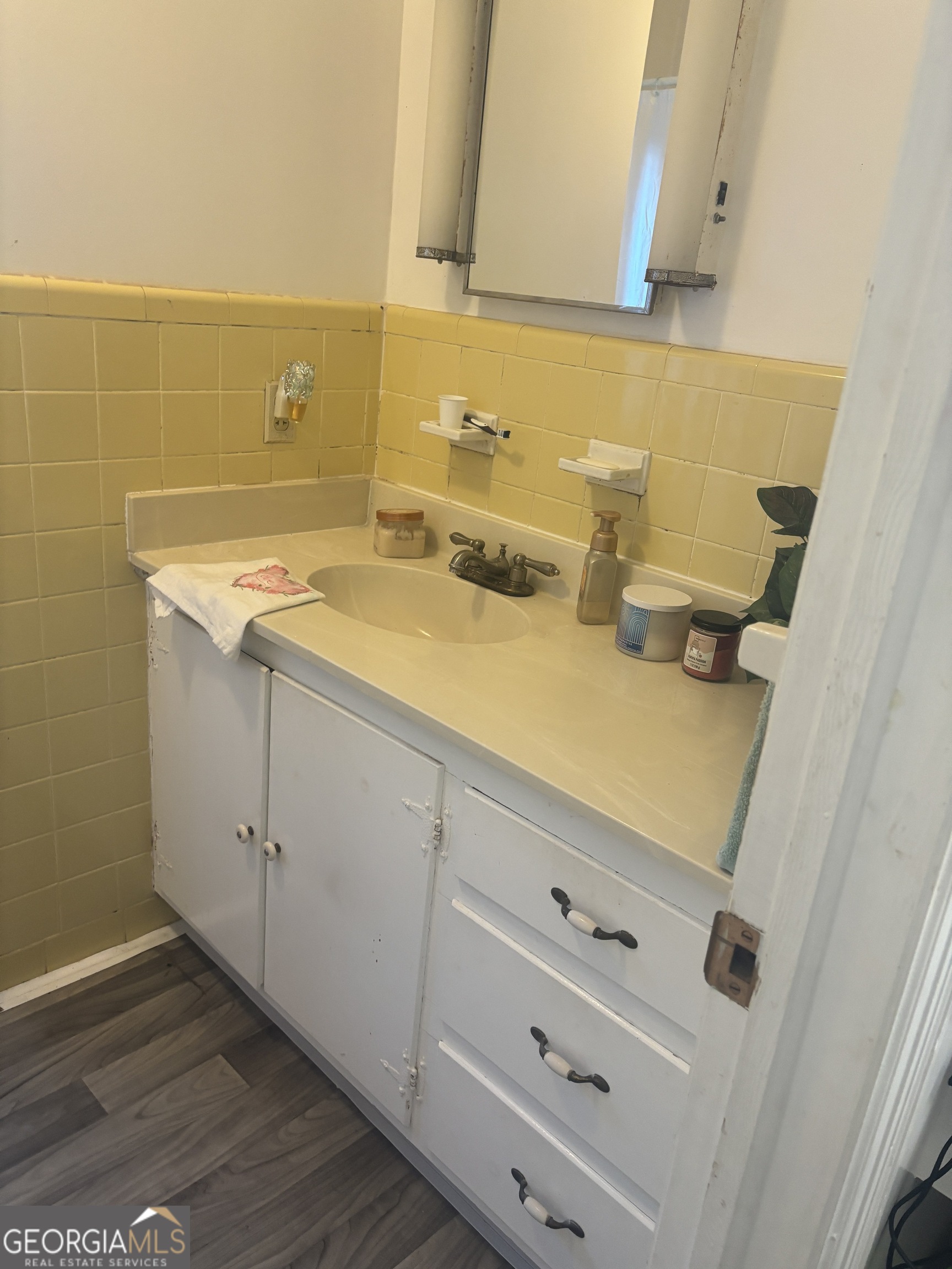 137 New Hermitage Road Northeast Rome, GA 30161 - Photo 4 of 17 a bathroom with a sink and a mirror