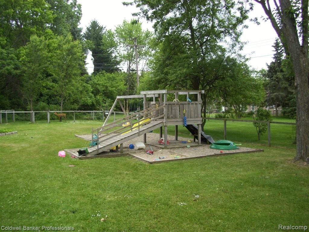 6325 Waldon Road Clarkston, MI 48346 - Photo 20 of 23 FENCED YARD