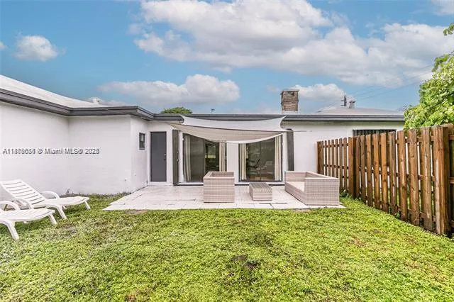 a view of a backyard