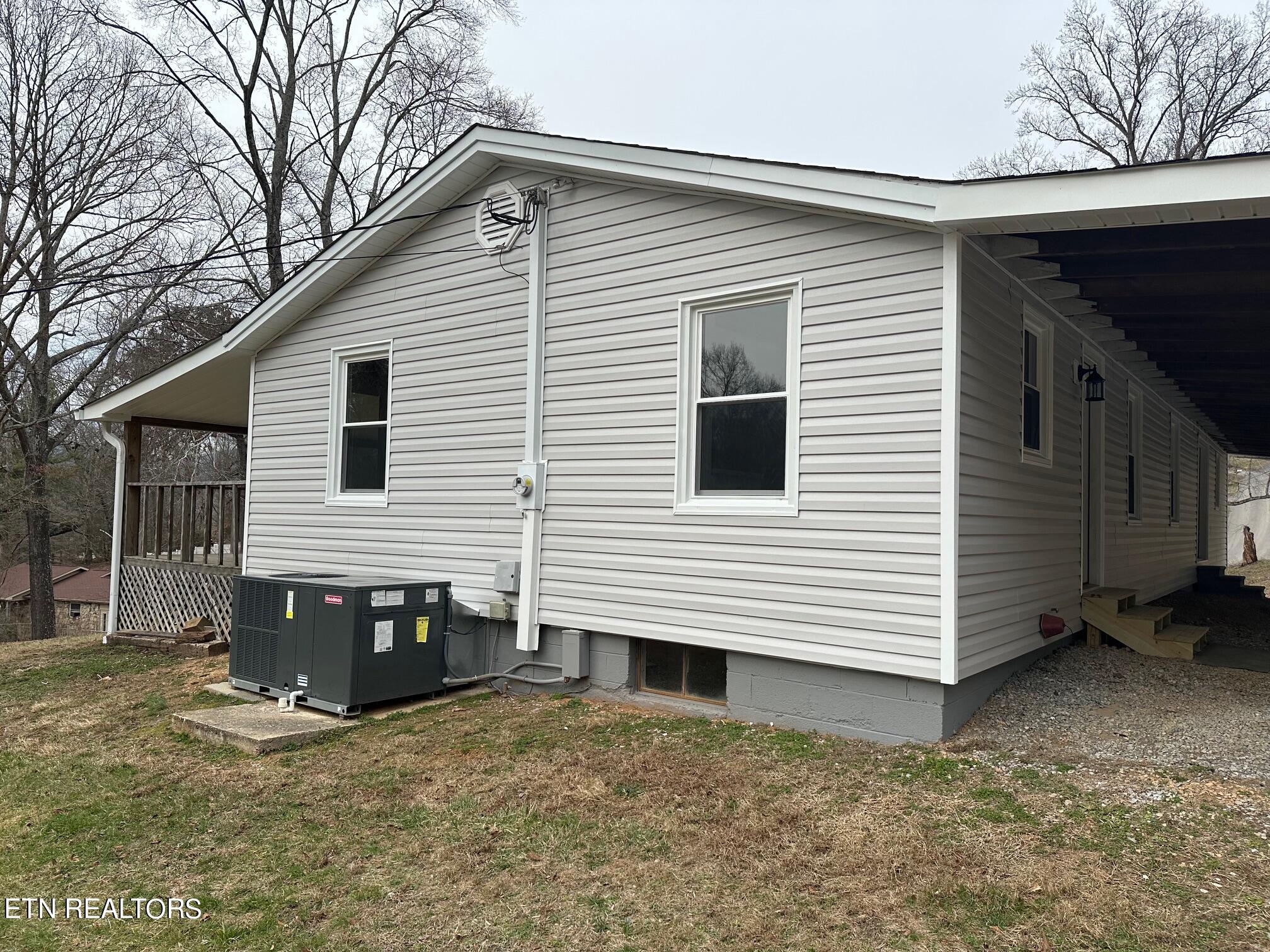 114 Martin Strader Lane Clinton, TN 37716 - Photo 4 of 34 4 Side