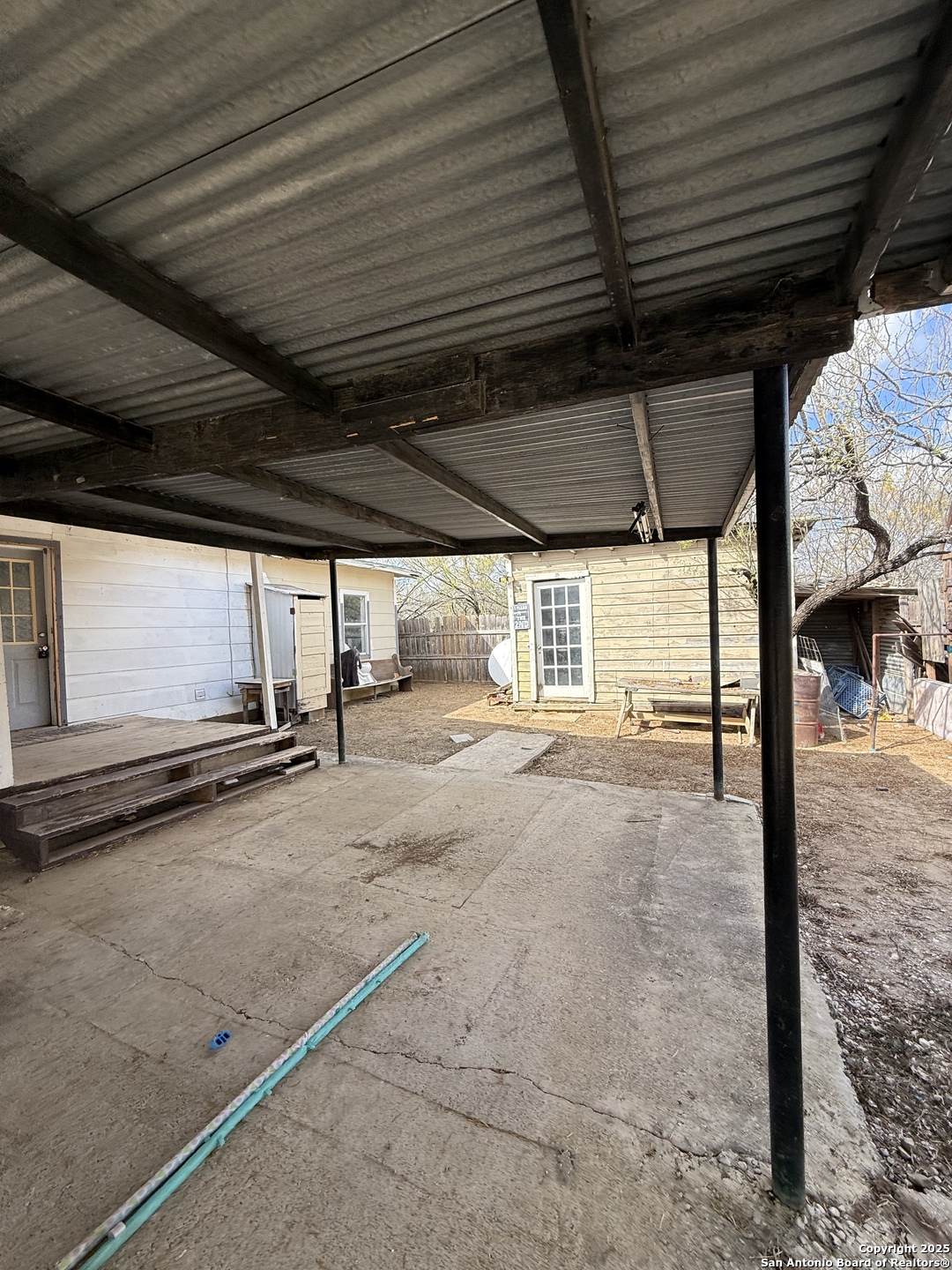 279 Cenizo Street Carrizo Springs, TX 78834 - Photo 4 of 13 a view of a garage