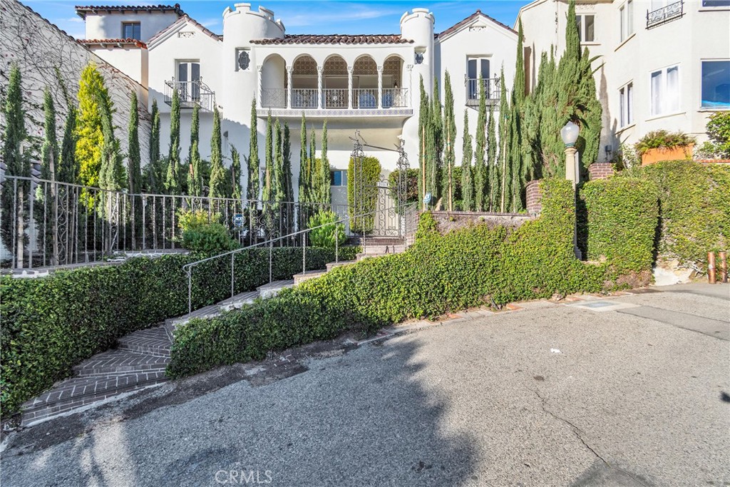 2111 Rockledge Road Los Angeles, CA 90068 - Photo 4 of 75 Gallery Image 4
