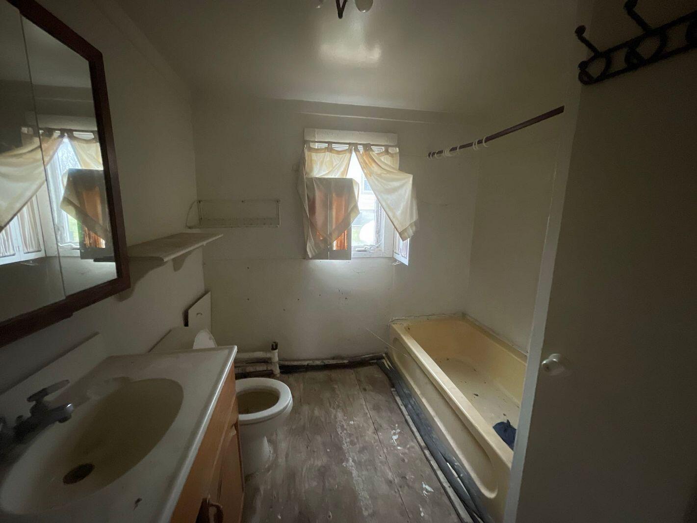 6095 North Stoney Creek Road Monroe, MI 48162 - Photo 3 of 18 03