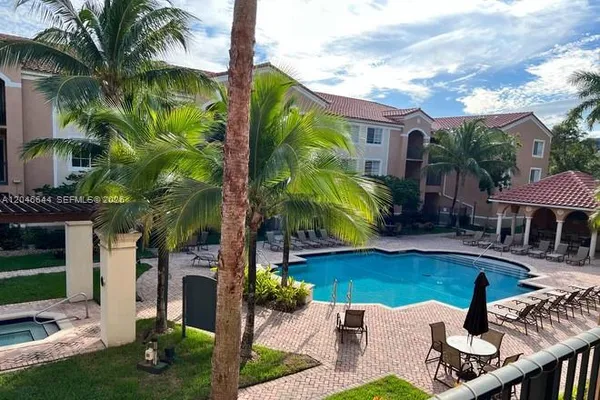 $2,200 | 6841 Southwest 44th Street, Unit 204, Miami, FL 33155