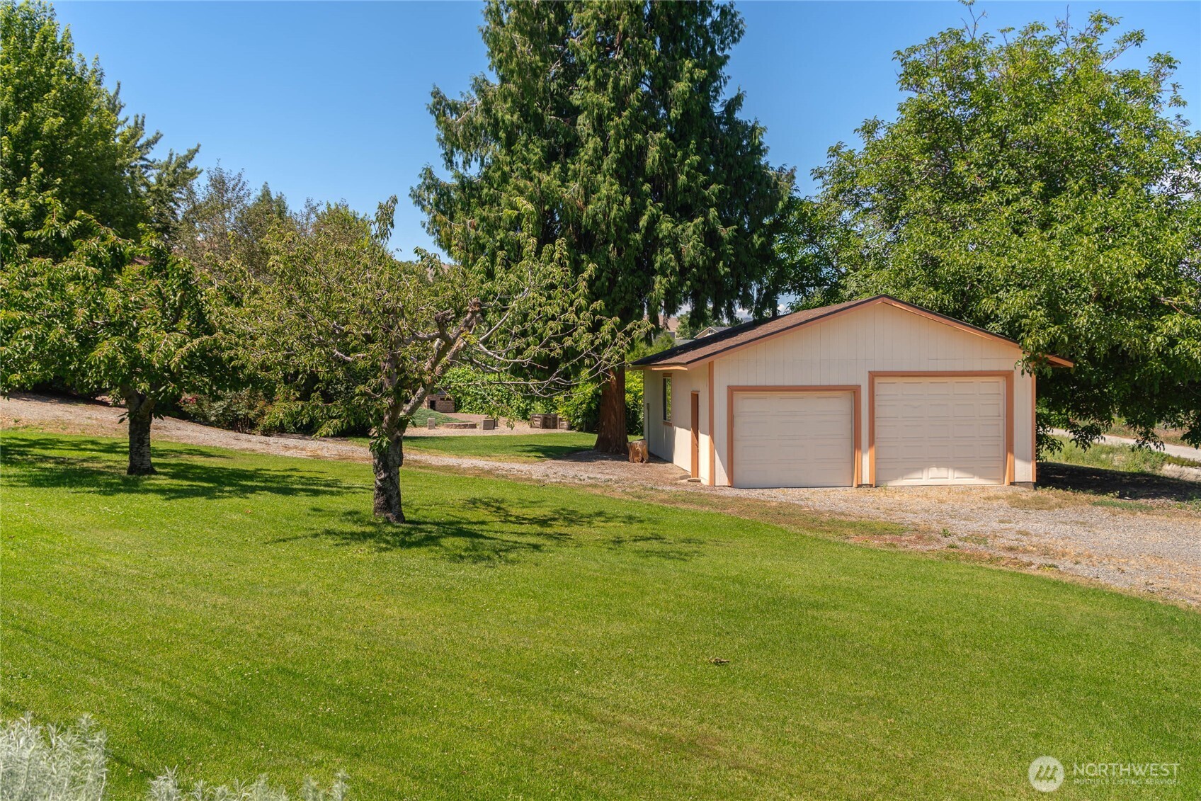 1310 Red Apple Road Wenatchee, WA 98801 - Photo 3 of 39