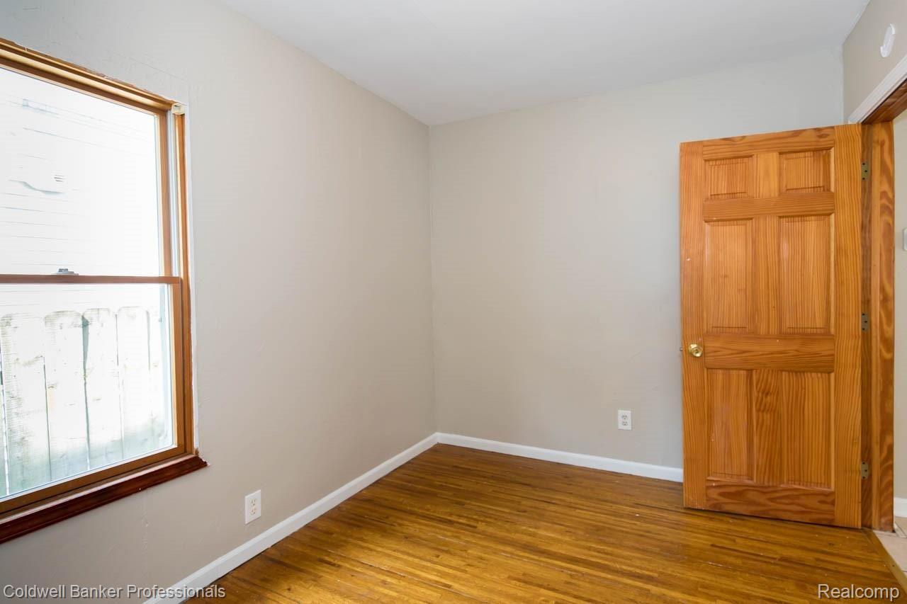 3342 Pershing Street Wayne, MI 48184 - Photo 25 of 32 Entry level bedroom view #2