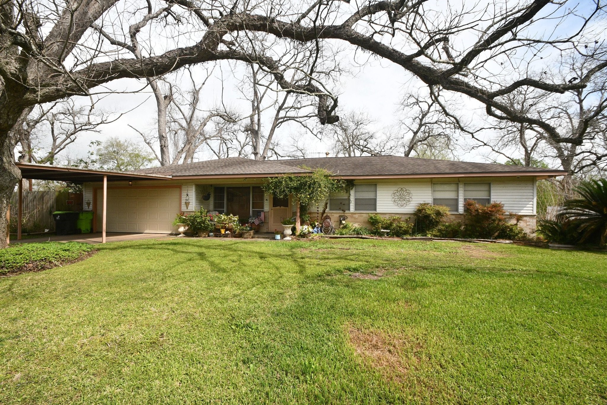 607 Riveredge Drive Richmond, TX 77406 - Photo 1 of 19 front view of a house with a yard