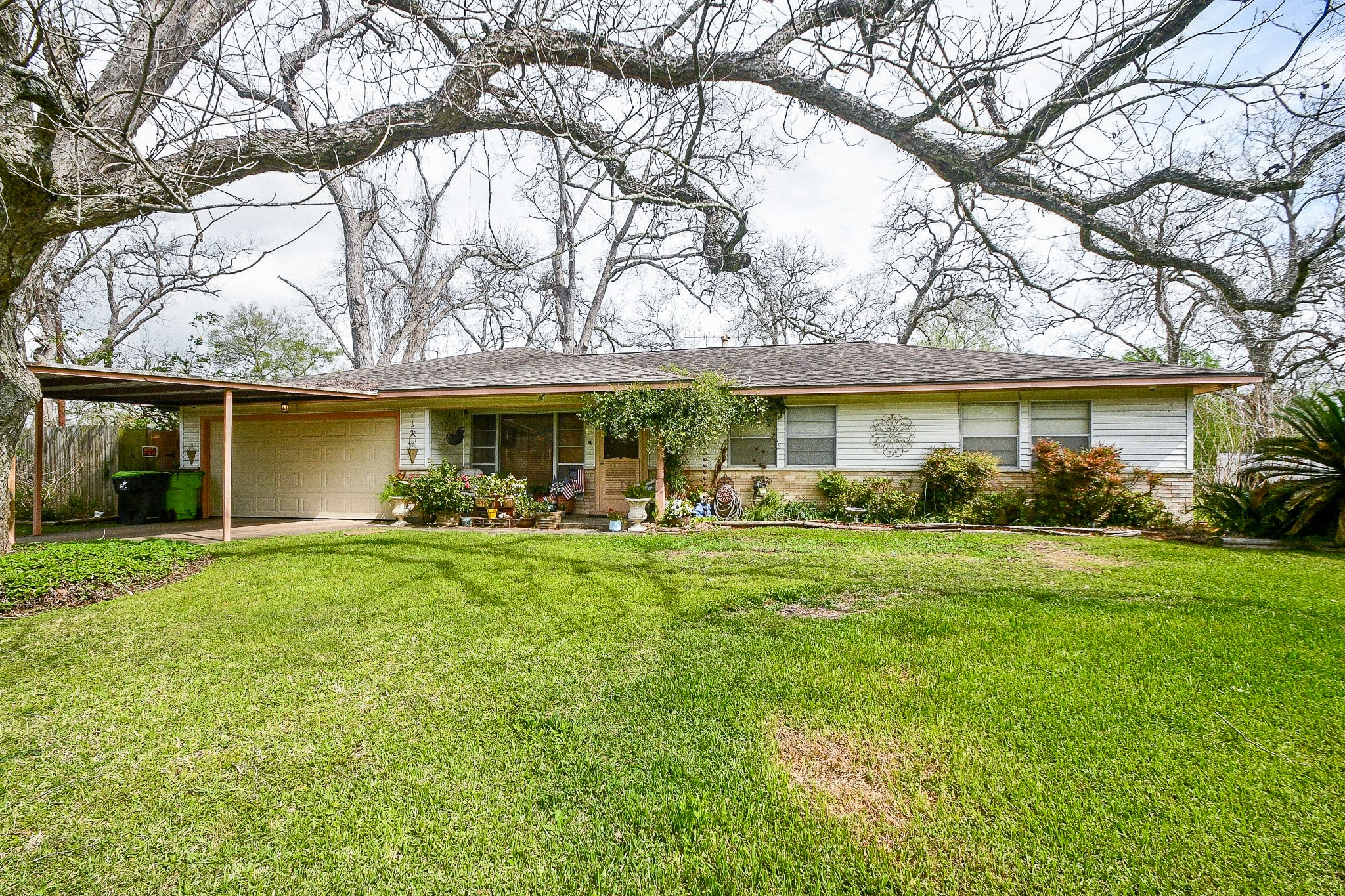 607 Riveredge Drive Richmond, TX 77406 - Photo 13 of 19 front view of a house with a garden