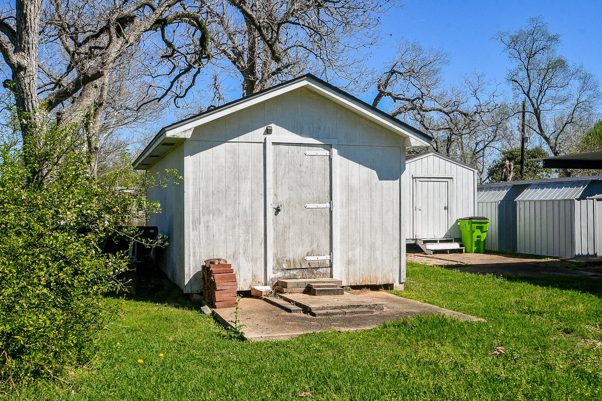 607 Riveredge Drive Richmond, TX 77406 - Photo 17 of 19 a view of a chair and table in backyard of the house