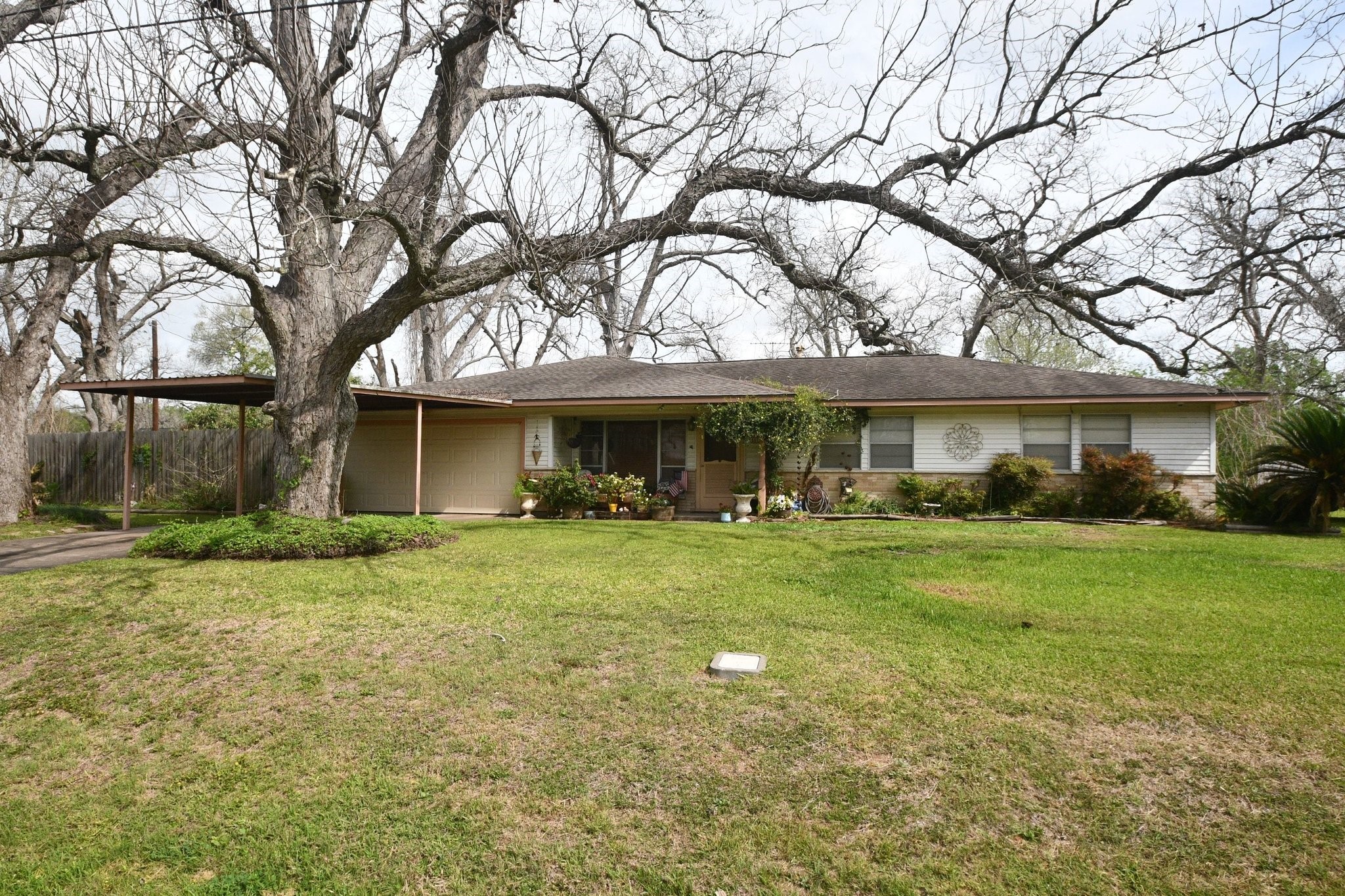 607 Riveredge Drive Richmond, TX 77406 - Photo 2 of 19 a front view of a house with a garden