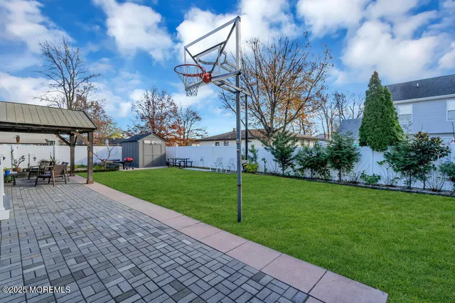 a view of a house with backyard and garden