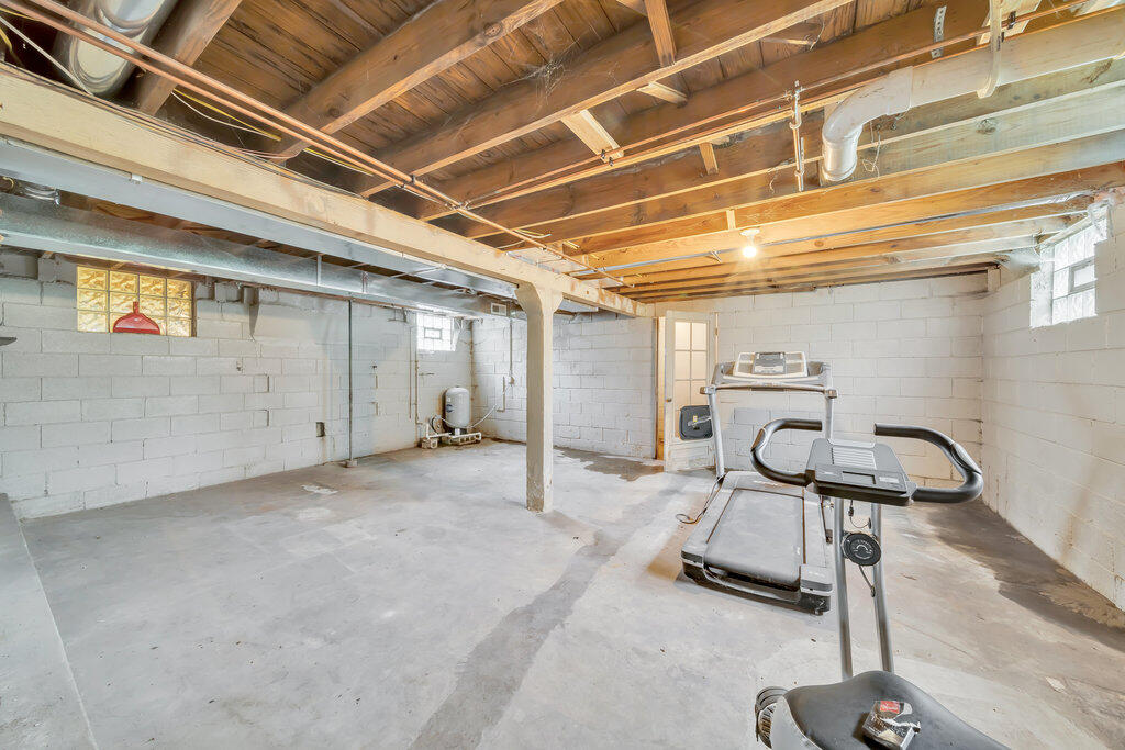 3936 Ross Road Gary, IN 46408 - Photo 13 of 18 a room with gym equipment