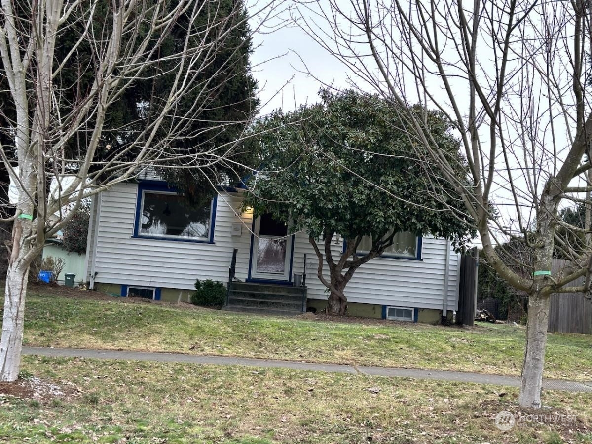 a view of a house with a yard