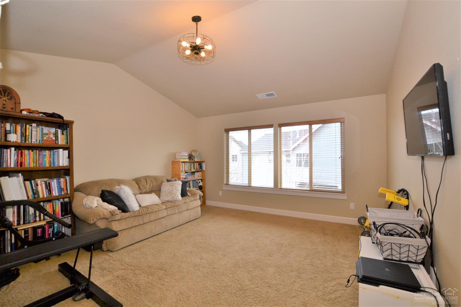 779 Northwest 28th Loop Redmond, OR 97756 - Photo 17 of 25 Huge Bonus Room!